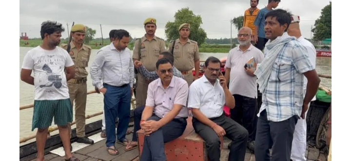 मीरजापुर,बाढ़ के पानी में डूब रहे व्यक्ति की डीएम मिर्जापुर ने बचाई जान