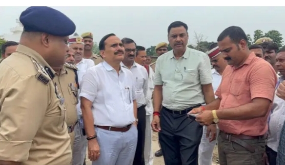 बाढ़ पीड़ितों को दी जाने वाली लंच पैकेट में पूड़ीयों की संख्या बढ़ाने का मण्डलायुक्त ने दिया निर्देश ,मिर्जापुर