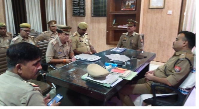 अपर पुलिस अधीक्षक (मुख्यालय) द्वारा थाना रॉबर्ट्सगंज पर किया गया अर्दली रूम, सम्बन्धित विवेचकों को विवेचना का त्वरित निस्तारण हेतु दिये गये निर्देश