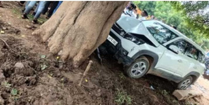 कार की टक्कर से महिला की मौत, परिजनों ने किया सड़क जाम