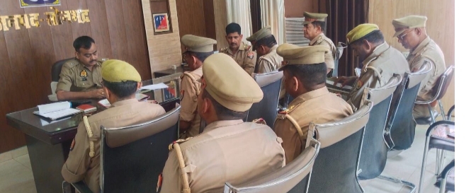 अपर पुलिस अधीक्षक (मुख्यालय) द्वारा थाना रॉबर्ट्सगंज पर किया गया अर्दली रूम, सम्बन्धित विवेचकों को विवेचना का त्वरित निस्तारण हेतु दिये गये निर्देश