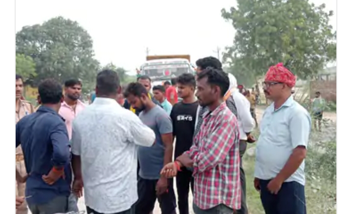 मिर्जापुर में रोड दुर्घटना में बेटी की मौत, मां घायल:ट्रक और बाइक की टक्कर से हुई दुर्घटना, परिजनों में मचा कोहराम