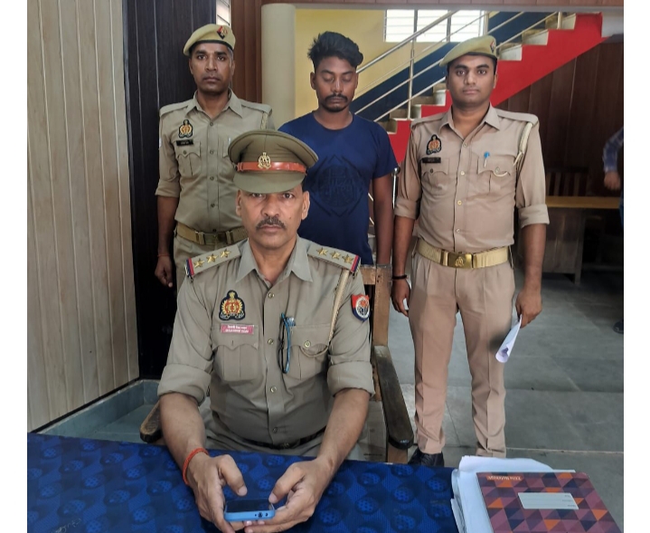 थाना रॉबर्ट्सगंज पुलिस द्वारा मु0अ0सं0 327/2025 में वाँछित एक नफर अभियुक्त को गिरफ्तार कर विधिक कार्यवाही की गयी