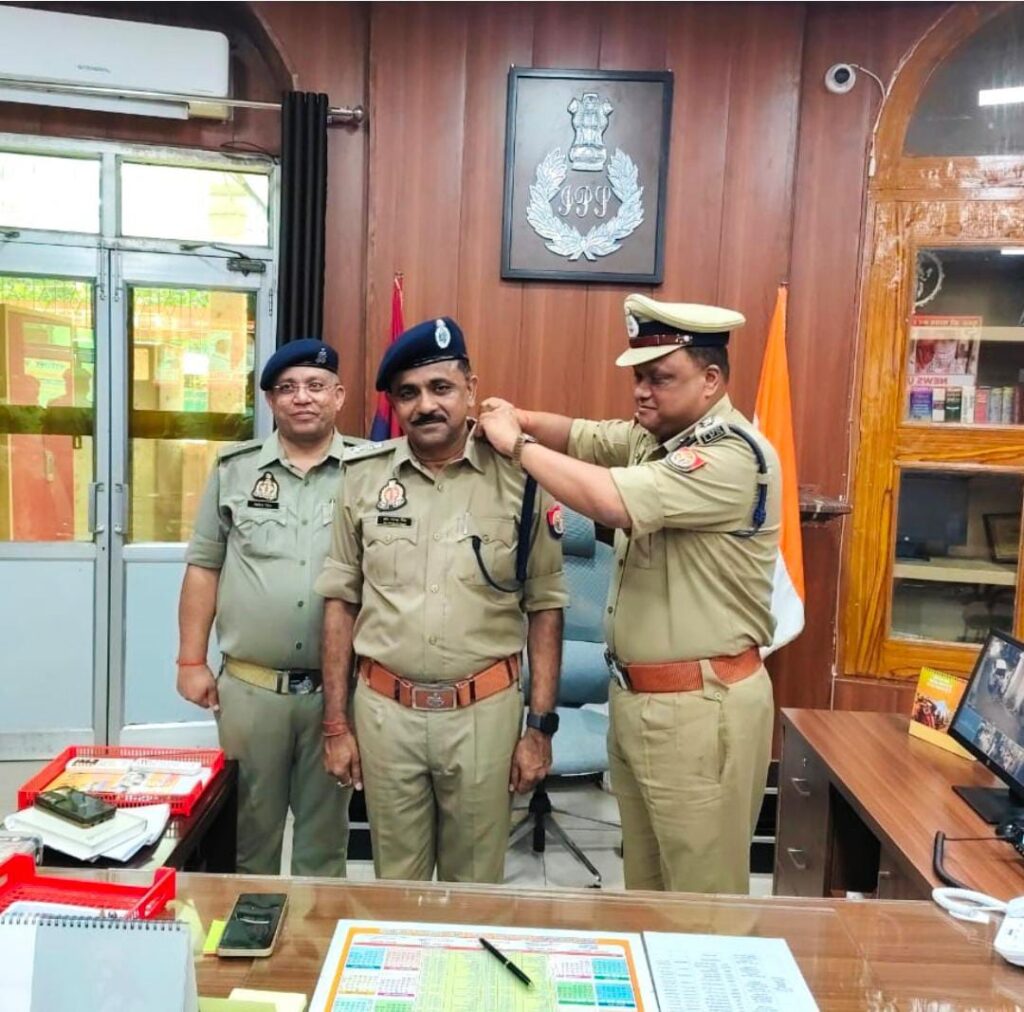 वरिष्ठ पुलिस अधीक्षक मीरजापुर द्वारा अपर पुलिस अधीक्षक ऑपरेशन को पुलिस अधीक्षक पद पर पदोन्नत होने पर, पद प्रतीक/बैज लगाकर दी गई शुभकामनाएं एवं बधाई