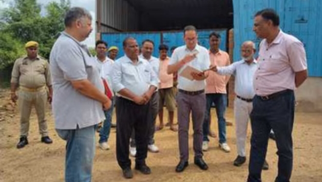 कमजोर पशुओं को देखकर सचिव पर बिफरे डीएम, किया निलंबित कमजोर पशुओं को देखकर सचिव पर बिफरे डीएम, किया निलंबित