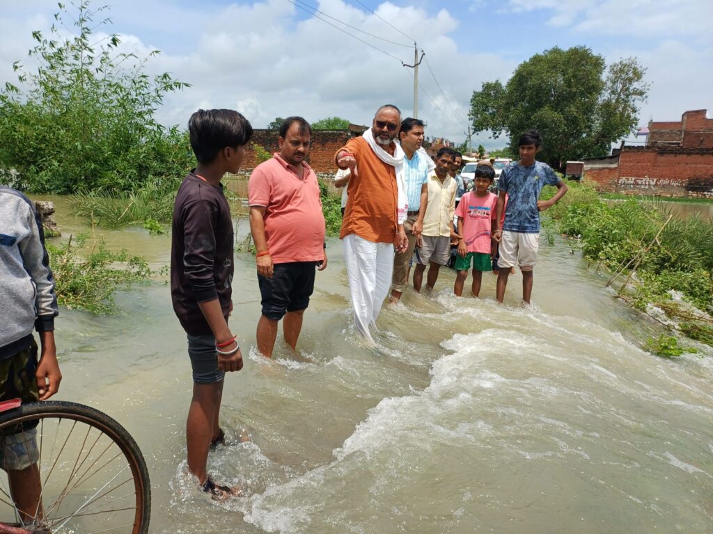 सदर विधायक रात भर घूम घूम कर लेते रहे जल भराव वाले क्षेत्रों का जायजा