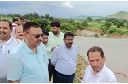 अहरौरा पहुंच कर जिलाधिकारी ने बाढ़ का किया निरीक्षण