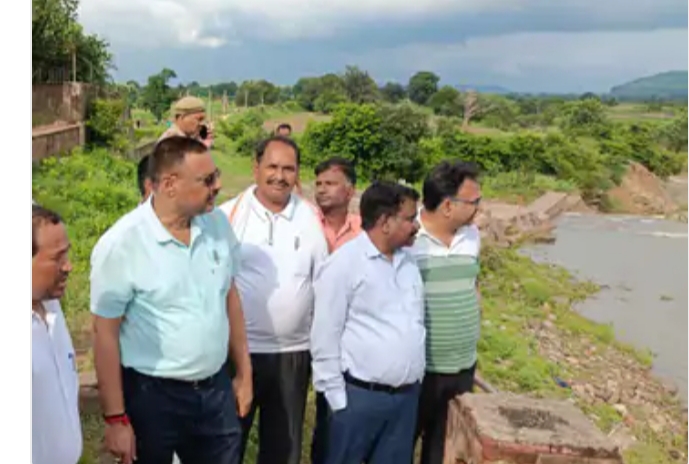 मिर्जापुर में अहरौरा बांध का जलस्तर नियंत्रित:बाढ़ प्रभावित गांवों में सर्वे शुरू, फसल मुआवजा और पक्का मकान देने की घोषणा