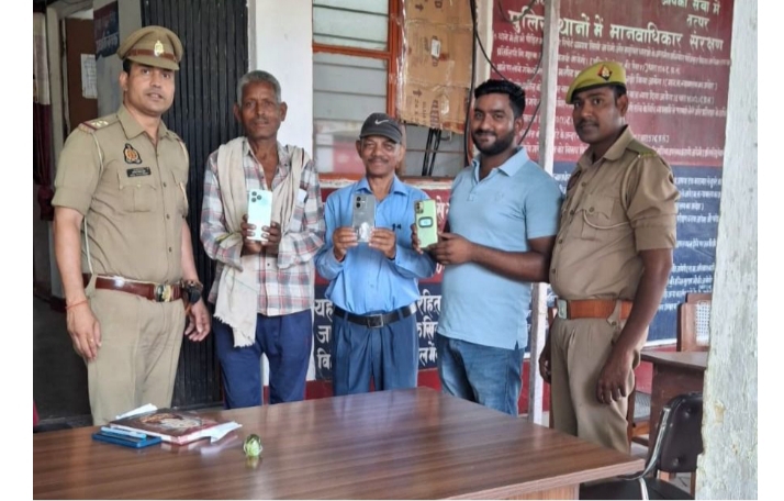 मोबाइल गुमशुदगी पर सोनभद्र पुलिस की बड़ी कार्यवाही: CEIR पोर्टल पर प्राप्त शिकायतों के आधार पर 03 मोबाइल बरामद, मोबाइल स्वामियों को किए गए सुपुर्द