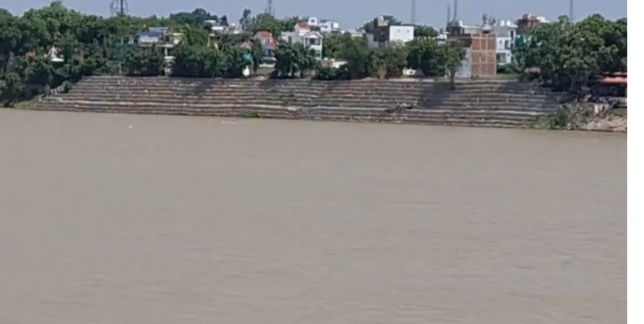 मिर्जापुर में गंगा नदी का जलस्तर चेतावनी लेवल के करीब पहुंचा मिर्जापुर में गंगा नदी का जलस्तर चेतावनी लेवल के करीब पहुंचा