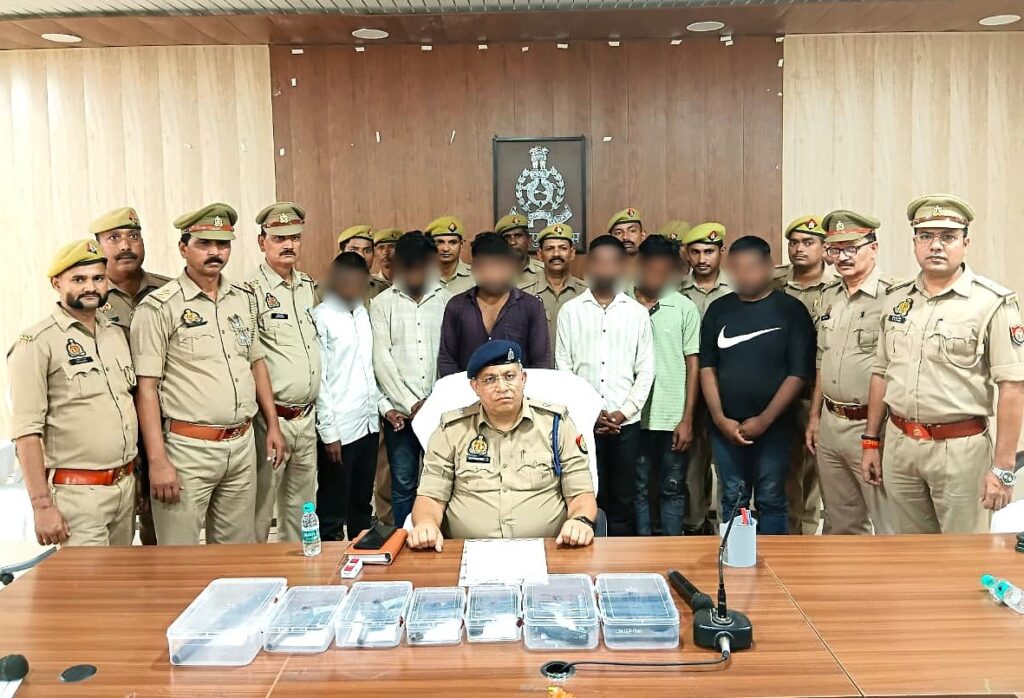 अवैध असलहो की तस्करी करने वाले गिरोह का पर्दाफश, 06 अभियुक्त गिरफ्तार, 03 अदद पिस्टल मय मैग्जीन, 04 अदद तमंचा व जिन्दा कारतूस बरामद अवैध असलहो की तस्करी करने वाले गिरोह का पर्दाफश, 06 अभियुक्त गिरफ्तार, 03 अदद पिस्टल मय मैग्जीन, 04 अदद तमंचा व जिन्दा कारतूस बरामद
