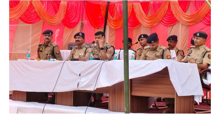 अपर पुलिस महानिदेशक वाराणसी जोन, वाराणसी महोदय के जनपद सोनभद्र में आगमन पर पुलिस लाइन चुर्क, सोनभद्र में सलामी गार्ड द्वारा सलामी दी गयी