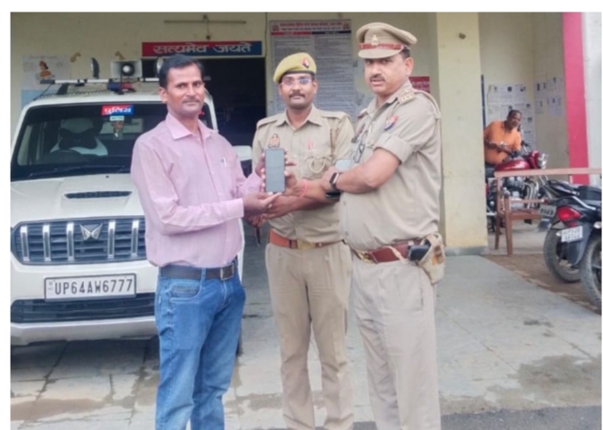 सोनभद्र थाना ओबरा पुलिस द्वारा, CEIR पोर्टल के माध्यम से ट्रेस कर खोये हुए 01 अदद एंड्रायड मोबाइल फोन को बरामद कर सम्बन्धित मोबाइल स्वामी को किया गया सुपुर्द सोनभद्र थाना ओबरा पुलिस द्वारा, CEIR पोर्टल के माध्यम से ट्रेस कर खोये हुए 01 अदद एंड्रायड मोबाइल फोन को बरामद कर सम्बन्धित मोबाइल स्वामी को किया गया सुपुर्द