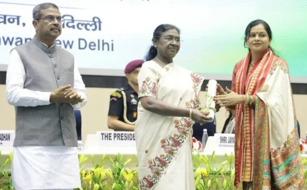 पीएम श्री कम्पोजिट विद्यालय रानी कर्णावती मिर्जापुर की प्रधानाध्यापिका राष्ट्रपति से हुई सम्मानित पीएम श्री कम्पोजिट विद्यालय रानी कर्णावती मिर्जापुर की प्रधानाध्यापिका राष्ट्रपति से हुई सम्मानित