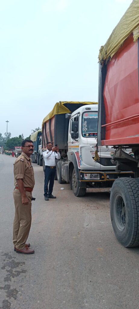 सड़क पर खड़े वाहनों के विरुद्ध बड़ी कार्रवाई