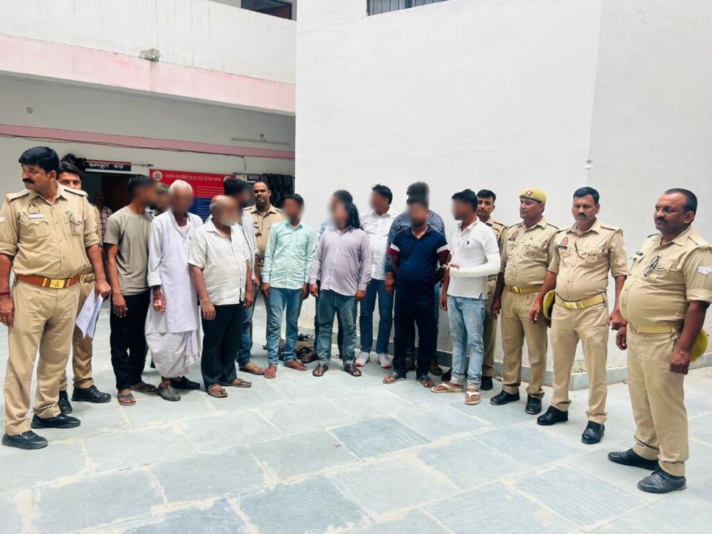 जब वादी निकला अपराधी *थाना लालगंज क्षेत्रांतर्गत जाह्नवी पेट्रोल पम्प के पास खड़ी कन्टेनर से LCD TV की चोरी की घटना का सफल अनावरण, 05 शातिर अभियुक्त गिरफ्तार, चोरी गयी 40 अदद LCD TV व घटना में प्रयुक्त मैजिक, मोटर साइकिल बरामद जब वादी निकला अपराधी *थाना लालगंज क्षेत्रांतर्गत जाह्नवी पेट्रोल पम्प के पास खड़ी कन्टेनर से LCD TV की चोरी की घटना का सफल अनावरण, 05 शातिर अभियुक्त गिरफ्तार, चोरी गयी 40 अदद LCD TV व घटना में प्रयुक्त मैजिक, मोटर साइकिल बरामद