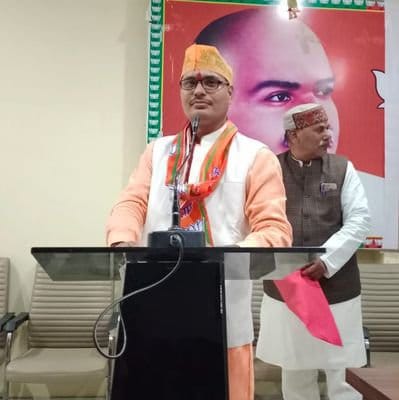 आदेश की अवहेलना: तबादले के बाद भी जमे कर्मचारी, किसानों में भारी आक्रोश