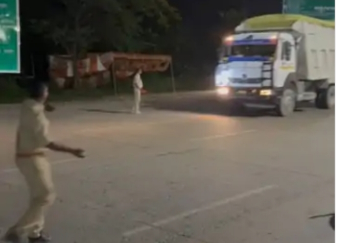 सोनभद्र में खनिज माफिया का तांडव:तीन ट्रकों ने पुलिस टीम को कुचलने की कोशिश की, पत्थर मारकर रोक रहे गाड़ी सोनभद्र में खनिज माफिया का तांडव:तीन ट्रकों ने पुलिस टीम को कुचलने की कोशिश की, पत्थर मारकर रोक रहे गाड़ी
