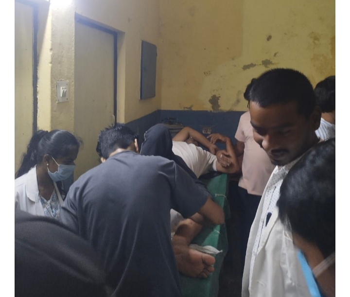 दिघुल गांव में सड़क दुर्घटना में सहायक अध्यापक सुभाष गुप्ता हुए घायल, दो सांड लड़ते हुए बाइक से जा टकराये, इलाज जारी दिघुल गांव में सड़क दुर्घटना में सहायक अध्यापक सुभाष गुप्ता हुए घायल, दो सांड लड़ते हुए बाइक से जा टकराये, इलाज जारी