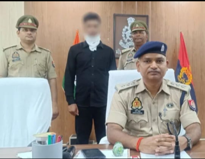 अधिकारियों पर दबाव बनाकर धन वसूली करने वाला देवरिया निवासी एक व्यक्ति गिरफ्तार