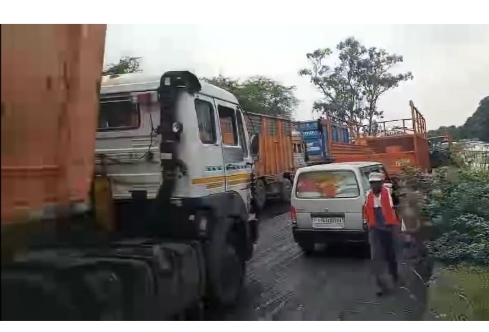 शक्तिनगर – अनपरा मुख्य मार्ग की बदहाल स्थिति से जनता परेशान