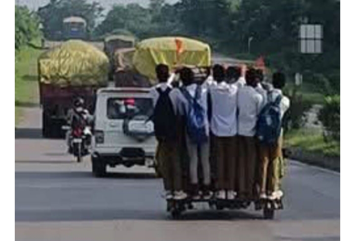 सोनभद्र: स्कूली बच्चों के साथ खिलवाड़ भेड़ बकरियों की तरह ठूस-ठूस भरते ऑटो चालक, प्रशासन मौन।