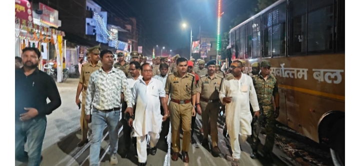 _पुलिस अधीक्षक सोनभद्र द्वारा दुद्धी कस्बा में पैदल गश्त कर कानून-व्यवस्था का लिया गया जायजा_