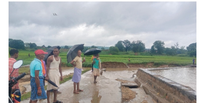 _मालिया नदी के तेज बहाव से टूटा संपर्क मार्ग, किसानों की धान फसल बहकर हुई बर्बाद_ _मालिया नदी के तेज बहाव से टूटा संपर्क मार्ग, किसानों की धान फसल बहकर हुई बर्बाद_