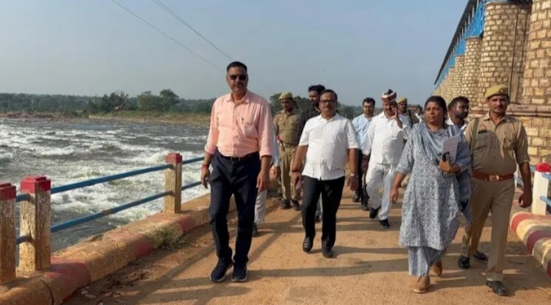_जिलाधिकारी ने सिरसी व अहरौरा बांध का निरीक्षण कर वाटर लेबल के बारे में ली जानकारी_ _जिलाधिकारी ने सिरसी व अहरौरा बांध का निरीक्षण कर वाटर लेबल के बारे में ली जानकारी_