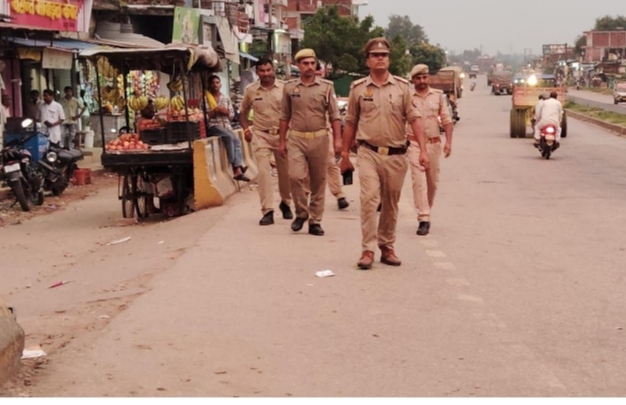 _मधुपुर में आगामी त्यौहार दीपावली पर्व व छठ पूजा को लेकर फ्लैग मार्च, दिया शान्ति का संदेश_