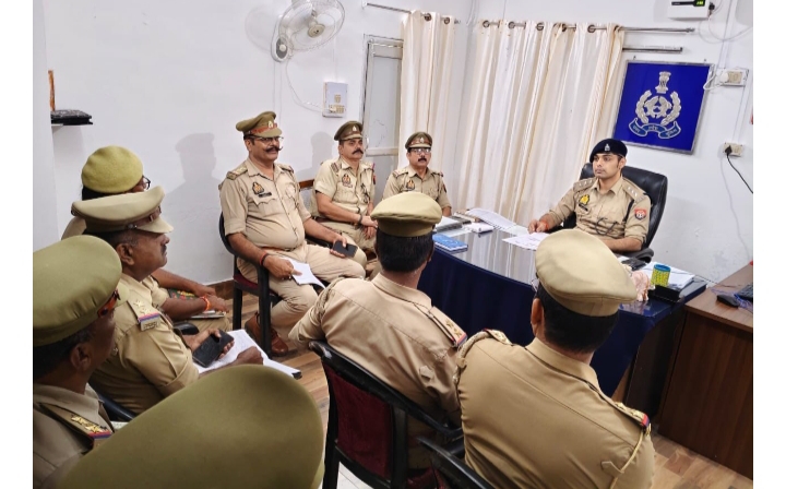 _क्षेत्राधिकारी ओबरा द्वारा ओबरा सर्किल का किया गया अर्दली रूम, सम्बन्धित विवेचकों को विवेचना का त्वरित निस्तारण हेतु दिये गये निर्देश_