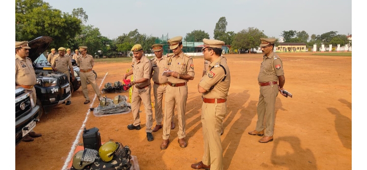 _पुलिस अधीक्षक सोनभद्र ने रिजर्व पुलिस लाइन चुर्क में शुक्रवार परेड की ली सलामी, तत्पश्चात परेड का किया निरीक्षण_