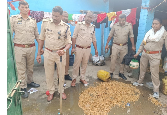 पुलिस द्वारा छापेमारी कर 40 लीटर कच्ची शराब एवं लगभग 200 किलोग्राम लहन बरामद कर किया गया नष्ट