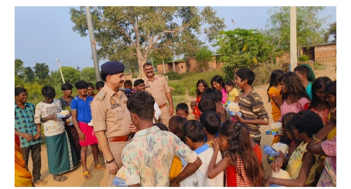 क्षेत्राधिकारी दुद्धी द्वारा बच्चों एवं महिलाओं के बीच मिठाई, फल वितरित कर दी दीपावली की शुभकामनाएं