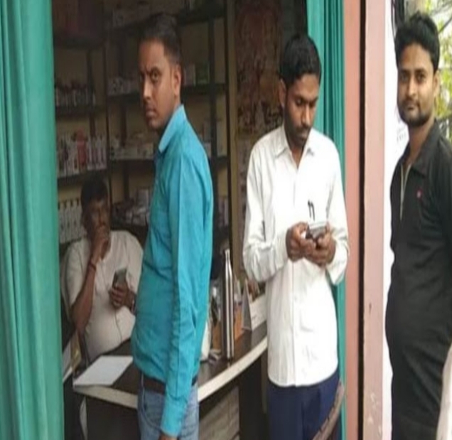 मिर्जापुर: नोडल अधिकारी के आने की सूचना पर प्राइवेट लैब व हॉस्पिटल व मेडिकल स्टोर संचालको में मची अफरा-तफरी! सभी निजी अस्पताल संचालक बंद करके फरार