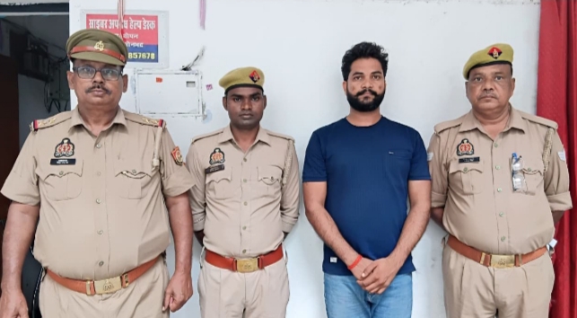 चोपन पुलिस द्वारा मु0अ0सं0–393/2025 धारा 281, 126(2), 352, 351(3), 131, 109(1) बी.एन.एस. व 7 CLA ACT में वांछित अभियुक्त गिरफ्तार, घटना में प्रयुक्त स्विफ्ट डिज़ायर वाहन बरामद