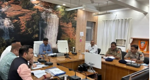 विंध्याचल मण्डलायुक्त की बैठक में तीनों जनपदों के उच्च अधिकारी रहे मौजूद