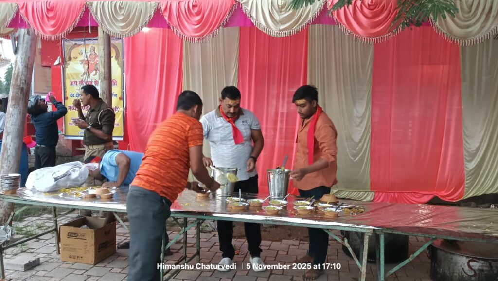 देव दीपावली पर वाराणसी में “जय मां दुर्गा सेवा समिति” द्वारा भव्य भंडारे का आयोजन