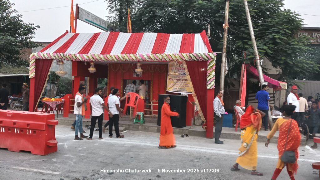 देव दीपावली पर वाराणसी में “जय मां दुर्गा सेवा समिति” द्वारा भव्य भंडारे का आयोजन