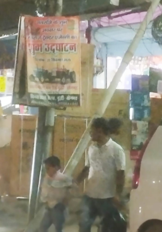 टेलीफ़ोन विभाग के लगें हुए जर्जर पोलों से दुर्घटना होने की पूर्ण सम्भावना