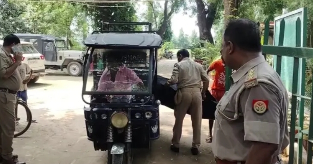 मिर्जापुर के ग्राम बेलहरा में मजदूरों से भरी पिकअप पलटी, मजदूरों को भेजा गया ट्रामा सेंटर मिर्जापुर के ग्राम बेलहरा में मजदूरों से भरी पिकअप पलटी, मजदूरों को भेजा गया ट्रामा सेंटर