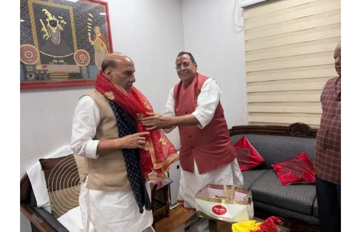 विधायक ने रक्षा मंत्री को दी मां विंध्यवासिनी का प्रसाद और ‘अशोका स्वीट्स’ की मिठाई विधायक ने रक्षा मंत्री को दी मां विंध्यवासिनी का प्रसाद और ‘अशोका स्वीट्स’ की मिठाई