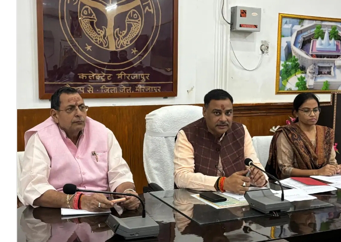 लापरवाही से दुर्घटना होने पर FIR, ब्लैकलिस्ट की चेतावनीः मिर्जापुर डीएम ने ‘हर घर नल से जल’ परियोजना में लापरवाही पर एजेंसियों को फटकारा
