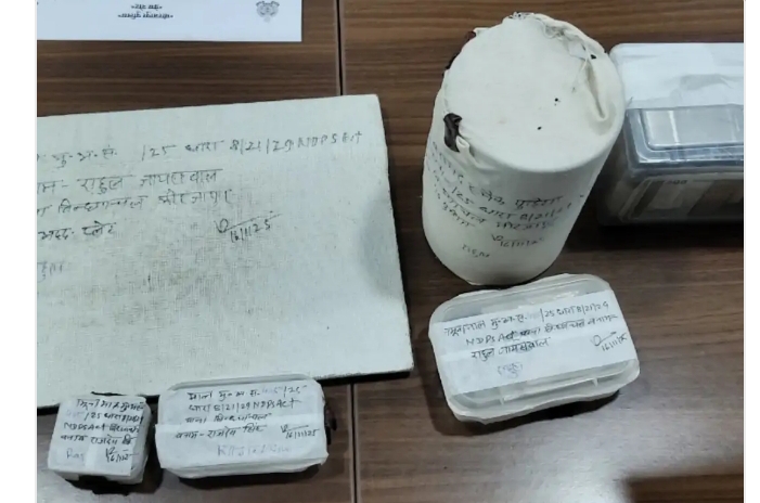 मिर्जापुर में विंध्याचल थाना पुलिस, एसओजी और सर्विलांस की संयुक्त टीम ने रविवार को लगभग 50 लाख रुपए की अवैध हेरोइन बरामद की। इस कार्रवाई में दो तस्करों को भी गिरफ्तार किया गया। मिर्जापुर में विंध्याचल थाना पुलिस, एसओजी और सर्विलांस की संयुक्त टीम ने रविवार को लगभग 50 लाख रुपए की अवैध हेरोइन बरामद की। इस कार्रवाई में दो तस्करों को भी गिरफ्तार किया गया।