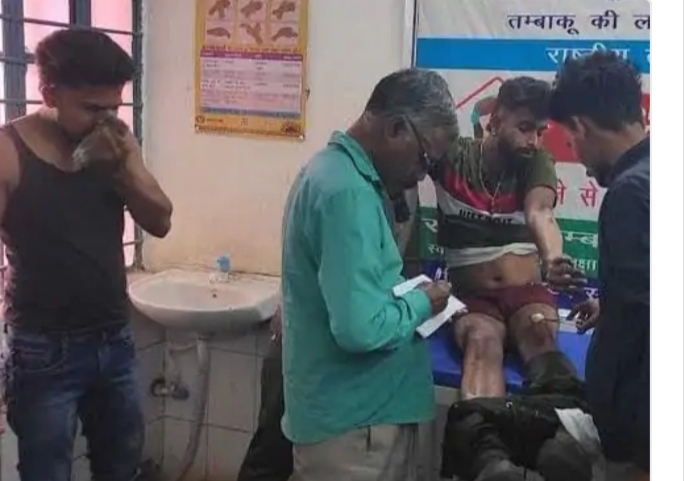 मड़िहान थाना क्षेत्र के पचोखरा बाजार में मंगलवार शाम एक अज्ञात वाहन की टक्कर से बाइक सवार गंभीर रूप से घायल हो गया। मड़िहान थाना क्षेत्र के पचोखरा बाजार में मंगलवार शाम एक अज्ञात वाहन की टक्कर से बाइक सवार गंभीर रूप से घायल हो गया।