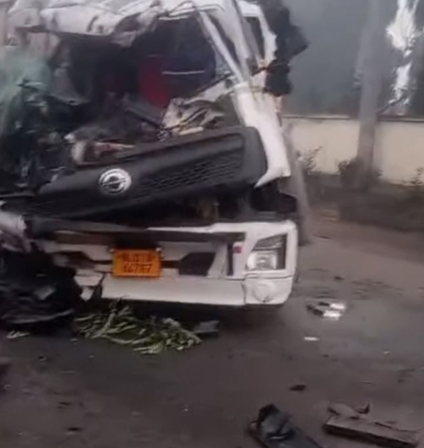एक खड़े टेलर मे पीछे से आ रही तेज रफ्तार ट्रेलर की जोरदार टक्कर हादसे में चालक के केबिन में फंसने से हुई मौत एक खड़े टेलर मे पीछे से आ रही तेज रफ्तार ट्रेलर की जोरदार टक्कर हादसे में चालक के केबिन में फंसने से हुई मौत