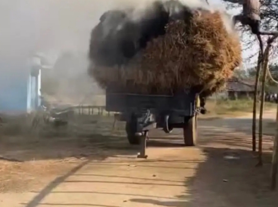 अधिक ट्रॉली में रखे धान में आग लग गई 