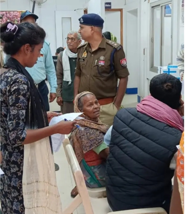 पुलिस का मानवीय चेहरा — अधिकारी की मदद से वृद्धा हुई भावुक