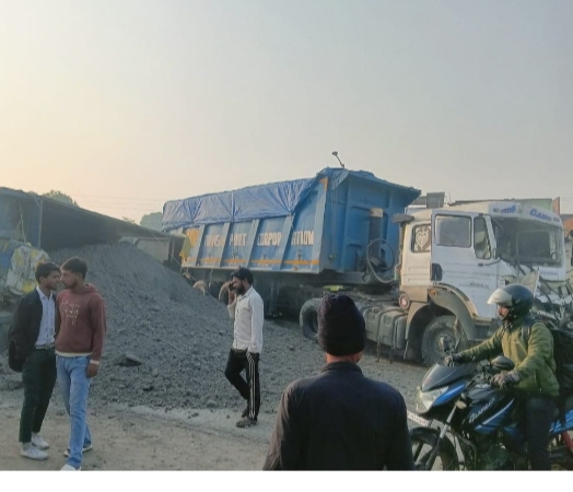 दो ट्रेलरों में टक्कर ,बाल बाल बची स्कूली बस,कोई हताहत नहीं, बड़ी दुर्घटना टली दो ट्रेलरों में टक्कर ,बाल बाल बची स्कूली बस,कोई हताहत नहीं, बड़ी दुर्घटना टली