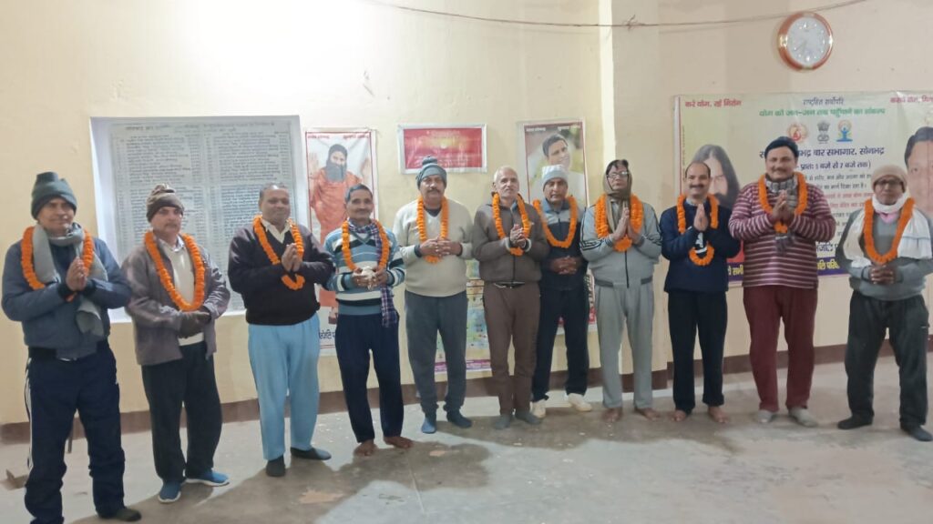 पतंजलि योग परिवार द्वारा नियमित योग साधकों का माल्यार्पण कर किया गया